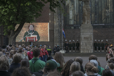 903590 Afbeelding van de bijeenkomst ter gelegenheid van Dodenherdenking op het Domplein te Utrecht, met links op de ...